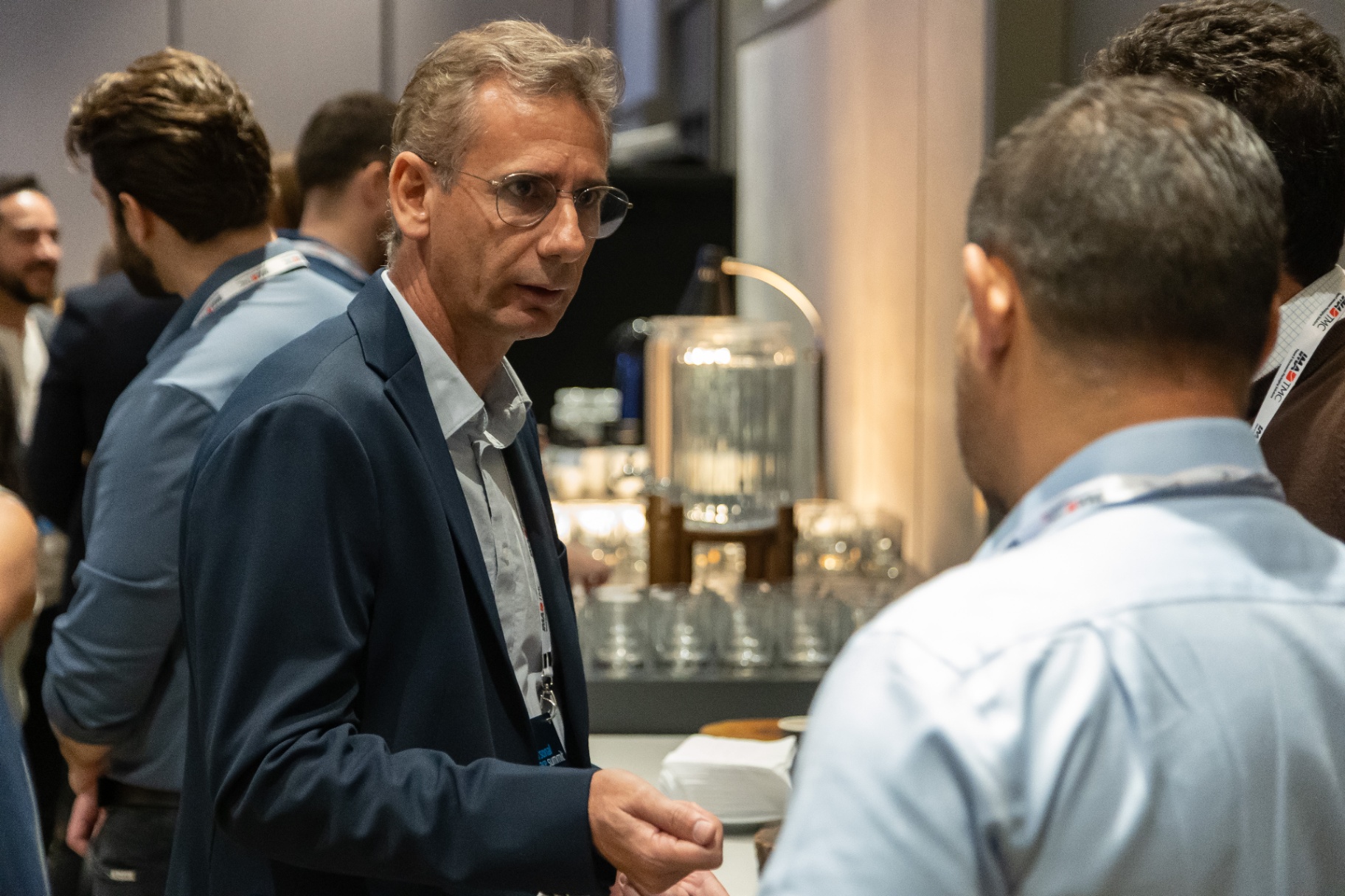 Networking durante coffee break entre os participantes