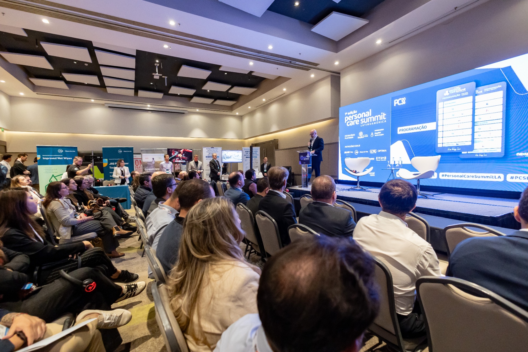 Auditório lotado durante a programação do Summit